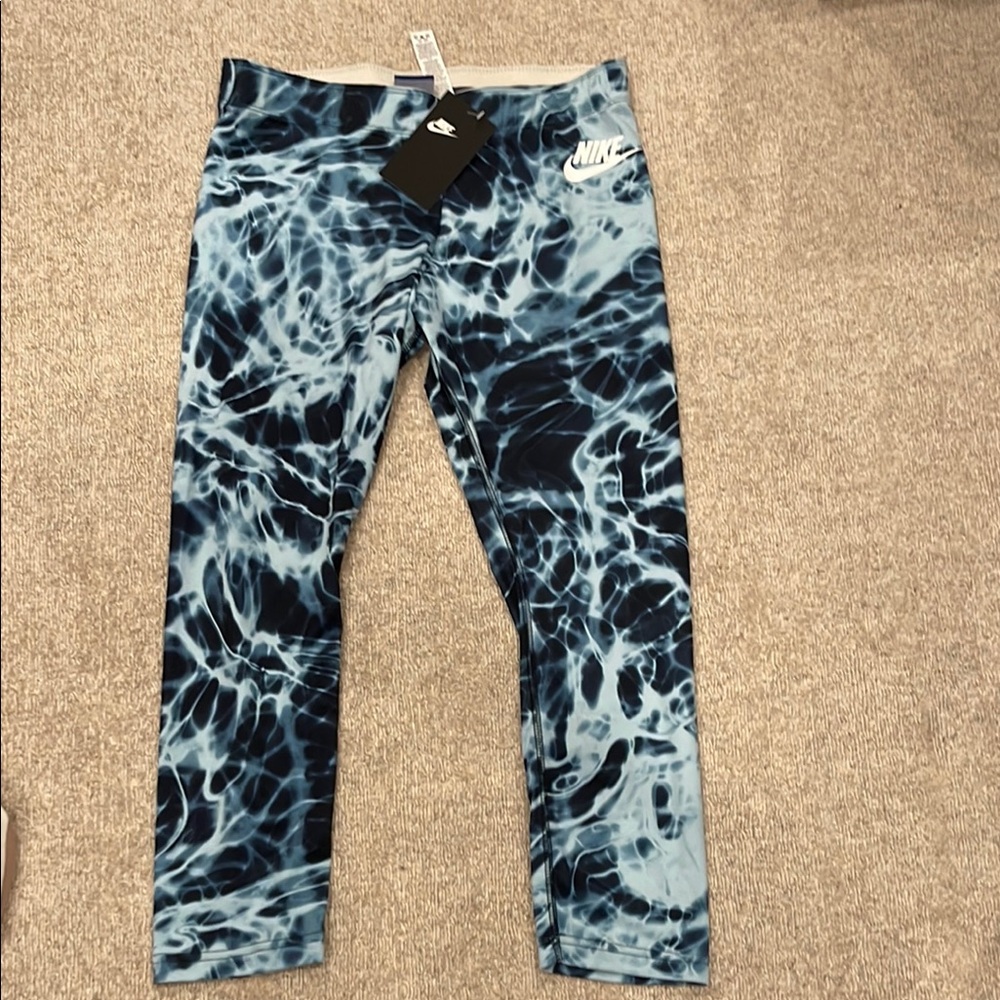 Women’s size medium capri leggings.